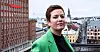 Henriette Jevnaker i grønn blazer foran Oslos bylandskap.