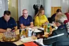 TILBAKE TIL FORHANDLINGSBORDET: HK og AAF klarte å bli enige i årets lønnsoppgjør etter en litt ruskete start. Fra venstre: Raymond Alstad (LO), Bjørn Mietinen (HK), og Bodil Andersen (HK). AAF-direktør Astrid Driva Rødsand med ryggen til.