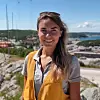 FAKE FOTO: Fatima (28) jobber med regnskap i Kristiansand. Dette bildet er ikke ekte, men laget av KI-tjenesten Midjourney.