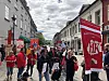 PROTEST: Mange, ikke bare HKere, møtte opp for å si sin mening om søndagsåpne butikker i Hønefoss.