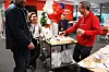 KAKE: Amir Mayani og Joanna Kalinowska i kakeprat med Norwegians kommunikasjonsdirektør Esben Tuman, i Red Handligns nyåpnede kontorlokale. I bakgrunnen står Claudia Christina Toader.
