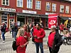 NEI TAKK: Både HK-leder Trine Lise Sundnes, Ap-politiker Masud Gharakhani og regionleder Tone Hartz deltok i protestaksjonen i Høneføss.