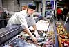 UNNTATT FRA REGLENE: I varehandelen er det mange som er unntatt fra arbeidstidsbestemmelsene og som dermed ikke får overtidsbetaling. Det er ikke nødvendigvis riktig. Illustrasjonsbilde.