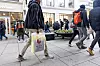 GATELANGS: Fawsi Adem haster avgårde på  Karl Johans gate i Oslo når han skal besøke tillitsvalgte som er med i det første streikeuttaket til Handel og Kontor.