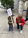 TIDLIG KRØKES: Søndagens yngste demonstrant, slo av en prat med forbundsleder Trine Lise Sundnes.