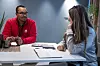 STØTTESPILLER: Fawsi Adem informerer klubblederen i H&M Oslo City, May Tove Olsen, om hvordan de kan hjelpe henne og HK-medlemmene i tilfelle det blir streik.