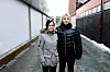 FÅR HJELP: Tove Langås (til venstre) er takknemlig for at familien stiller opp med mat når lønna ikke strekker til. Kollega Lise Kvande synes det er ille at regjeringen vil ha flere midlertidig ansatte.