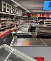 Frysedisker og matvarer lå hulter til bulter da vannet hadde trukket seg tilbake fra Extra-butikken i Nesbyen.