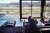 THE PLACE TO BE: Fra restauranten  er det fin utsikt over banen og Mjøsa. Men de mest interesserte hestefolka holder til i etasjen under.