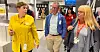 BRØD OG POLITIKK: Klubbleder Stella Mikac på Ikea i Gøteborg har delt ut mange pakker med frokost og informasjon om valget til medlemmene sine de siste dagene. Her viser hun HK i Norge-leder Christopher Beckham og svenske Handels-leder Linda Palmetzhofer rundt på varehuset.