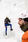 PÅ VAKT: Vinh Nugyen tar de første skrittene ut, mens instruktør Alexander Cintelli følger med på at Lasse Frisk sikrer klatrekameraten sikkelig.