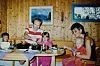 FAMILIEIDYLL: Her er Anja Bakken Riise og familien på hytta til besteforeldrene hennes ved Arendal. Anja på fanget til mor Kjersti, pappa Kjell, søster Hege og bror Erik.