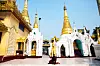 STILLE STUND: Burgunderkledde munker ser du overalt i Yangon, ikke minst ved Shwedagonpagoden.