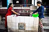 OPPVASK: Tradisjonelt kjønnsrollemønster i Myanmar. Det er damene som tar seg av renholdet.