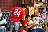 FACEBOOK: Det er sosiale medier som Facebook som stjeler mesteparten av medieoppmerksomheten i Myanmar. Her utenfor et marked i Mandalay.