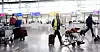 KONKURRERER OM OPPDRAG: Alle flyplasser må tilby assistanse til reisende med bevegelseshindringer, en tjeneste de har satt ut på det private markedet. Her hjelper servicemedarbeider Irene Fahre i ISS Shanta Shankar så hun rekker flyet hjem til Trondheim.