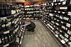 Regjeringen ønsker å utvide Vinmonopolets åpningstider, men det forutsetter at den får HK til å være med på å endre arbeidstidsbestemmelsene i tariffavtalen.