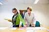 STRUKTUR: Ruth Lindberg og kollega Gunny Busund systematiserer alle dokumenter som HKs forhandlingsutvalg har bruk for.
