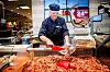TILBAKE I ARBEID: Linda Torgersen er glad for å være på arbeidstrening i ferskvaredisken på Coop Mega etter mange år ute av arbeidslivet.