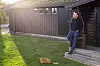 HJEMMEKJÆR:  Steen har bodd i hjembygda Siljan i Telemark i hele sitt liv. Her står han utenfor «Heppebua», et anneks i hagen som fungerer som vennegjengens treffsted. Katten Pusur følger med.
