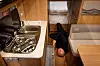 SLANGEMENNESKE: Chris Roger Moe smører skuffeseksjonen på den nye campingvogna før den overleveres til de nye eierne. Det er trangt for caravanteknikerne, men Moe liker de kreative utfordringene.