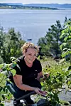 HAGE-ENTUSIAST: Sølvi Bjørnerås legger ned mange timer i hagen med utsikt over Trondheimsfjorden.
