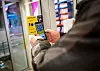 SMARTTELEFON: Når butikken ikke er betjent må kundene skanne seg inn ut og av butikken med smarttelefonen.
