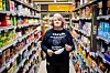 FORNØYD: Anita Ekornrud er ikke redd for at åpningstidene med selvbetjening skal gå utover arbeidsplassene til de ansatte i Coop Prix i Nedre Eggedal.