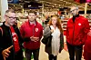 VALGKAMP: HK-nestleder Christopher Beckham har tatt turen til Coop Obs på Lillestrøm for å vise hvordan man kan jobbe for å få flere inn i heltidsstillinger. Her sammen med Ståle Grøtte, Mona Irene Trøber Schmidt og Jørgen Vik.