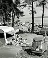MODERNE: Da bilsalget ble frigitt i 1960 tok mange ferien langs landeveien. Her fra Ramton Camping i 1963.