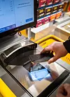 SKANNE: Kunder bruker smarttelefonene sine for å betale i kassene.