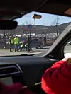 HK-nestleder Lena Reitan får bilen til å stoppe opp for å hilse på streikende kamerater utenfor Aas Bryggeri i Drammen.