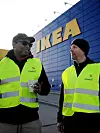 Leder i HK region Øst, Fawsi Adem, sammen med klubbleder Tormod Aarum ved Ikea Furuset .