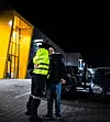 Arnar Valur får klem av klubbleder  Marcus Nikken Gusfre (til høyre).Valur står streikevakt den natta han egentlig skulle vært på jobb i nettbutikken Oda i Lier. Fra klokka 22.00 til 06.00
