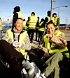 Søstrene Aferdita og Medina Qibukqui stiller forbilledlig godt streikeforberedt, med varme gensere, selbuvotter, termokopp, campingstoler og tipp-topp humør utenfor Ikea Furuset i Oslo.