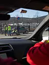 HK-nestleder Lena Reitan får bilen til å stoppe opp for å hilse på streikende kamerater utenfor Aas Bryggeri i Drammen.