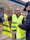 HK-leder Christopher Beckham delte ut streikevester til de streikende utenfor Ikea Planning Studio i Oslo.