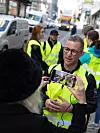HK-leder Christopher Beckham blir intervjuet av Nettavisen utenfor Ikea Planning Studio.