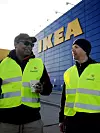 Leder i HK region Øst, Fawsi Adem, sammen med klubbleder Tormod Aarum ved Ikea Furuset .