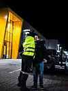 Arnar Valur får klem av klubbleder  Marcus Nikken Gusfre (til høyre).Valur står streikevakt den natta han egentlig skulle vært på jobb i nettbutikken Oda i Lier. Fra klokka 22.00 til 06.00