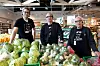 STØRRE PLASS: Nå brukes større deler av butikken seks dager i uka. Det er både butikkmedarbeider Erlend Thevik (t.v), kjøpmann Børre Ludvigsen og HK-tillitsvalgt Inger Johanne Eriksen fornøyd med.