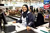 FAST JOBB: Zeineb Hamid Abdelkadir har fått fast jobb i kassa på Coop Mega etter endt abeidstrening.