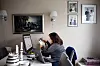 HJEMMEKONTORSELSKAP: Mange arbeidstakere med hjemmekontor som Reni Liland finner mye selskap i kjæledyrene.