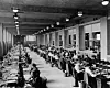 LANGVARIG UTVIKLING: Hvordan vi skal ha det rundt oss på jobben er blitt en vitenskap. Her er tidlig variant av kontorlandskap, fra det kjente Larkin-bygget. The Larkin Administration building ble designet i 1904 av den amerikanske arkitekten Frank Lloyd Wright. Wright var en forkjemper for åpne planløsninger, også i bolighus, og det nye kontorbygget i Buffalo, New York, ble kjent for mange nyvinninger. Blant annet klimaanlegg, innebygde skrivebordsmøbler, veggfestede toaletter – og et gigantisk innebygd orgel. Bygget ble omtalt som landets første ultramoderne kontorbygg.