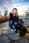 AKTIVE: Mona Ek er veldig glad i den engelske hunderasen flatcoated retriever som med sitt gode lynne egner seg til aktive familier.