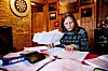 DOKUMENTASJON: Monica Holm har bunker med advarsler, avslag og andre brev fra de tre sjefene hun hadde som ansatt i Rema 1000 i Lom.