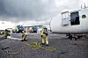 {b}VENTER PÅ EVAKUERINGSSKLIE: Flyet har foretatt en nødlanding på Arlanda, og kabinbesetning og passasjerer venter på hjelp. De første brannmannskapene skal være på plass før det har gått tre minutter.