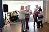 Knut Halvadrs trio spiller opp til dans. Et par av de eldre og frivillige svinger seg.
