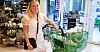 HANDLER HELLER I NORGE: Marit Engebakk Moberg skal på ferie rett ved Charlottenberg, men på norsk side. Hun handler i norske butikker fordi hun er redd for å bli smittet av korona i Svergie.