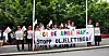 VIL PÅVIRKE: Besteforeldrenes klimaaksjon møtte opp med banner utenfor Oslo kongressenter. De ønsker å påvirke de som skal bestemme LOs olje- og gasspolitikk.